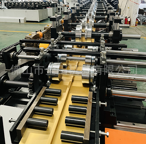 方通凹槽盖板机